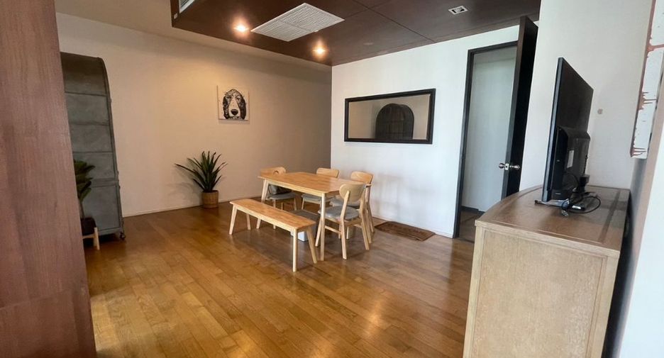 For rent 3 bedrooms condo in Khlong Toei, Bangkok