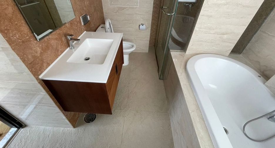 For rent 3 bedrooms condo in Khlong Toei, Bangkok