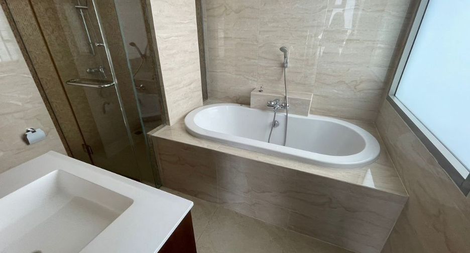 For rent 3 bedrooms condo in Khlong Toei, Bangkok