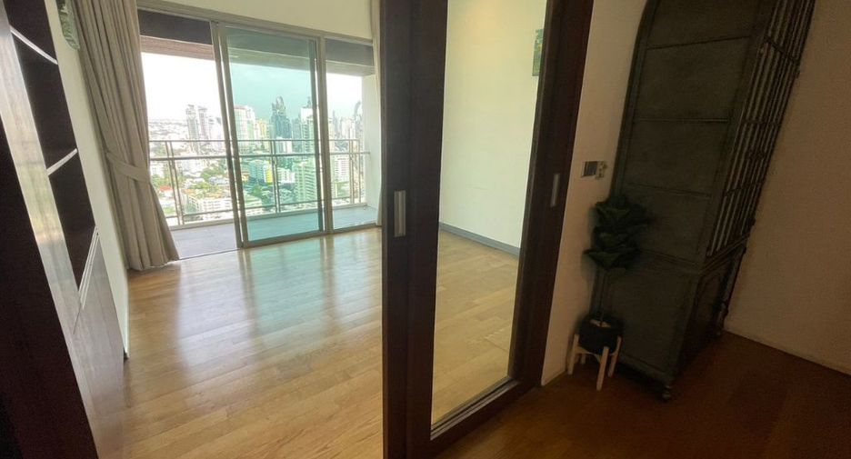 For rent 3 bedrooms condo in Khlong Toei, Bangkok