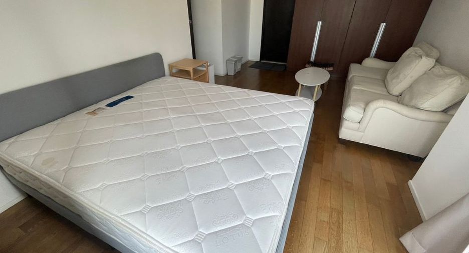 For rent 3 bedrooms condo in Khlong Toei, Bangkok