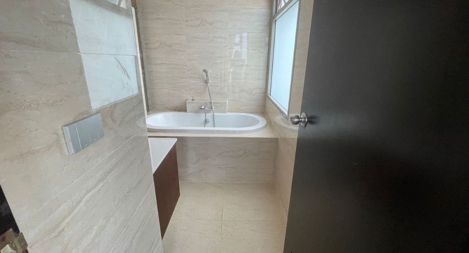 For rent 3 bedrooms condo in Khlong Toei, Bangkok