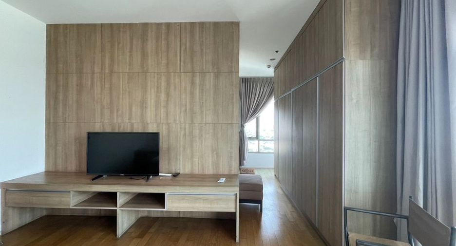 For rent 3 bedrooms condo in Khlong Toei, Bangkok