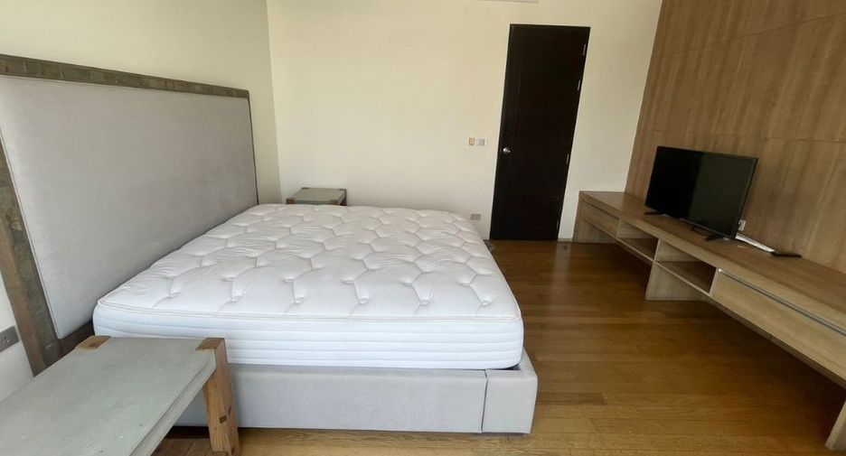 For rent 3 bedrooms condo in Khlong Toei, Bangkok