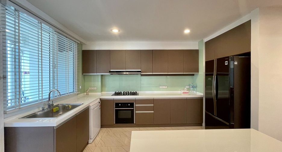 Condo en alquiler de 3 habitaciones en Khlong Toei, Bangkok