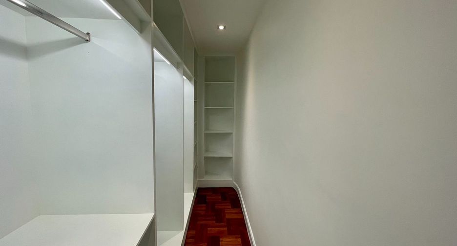 Condo en alquiler de 3 habitaciones en Khlong Toei, Bangkok