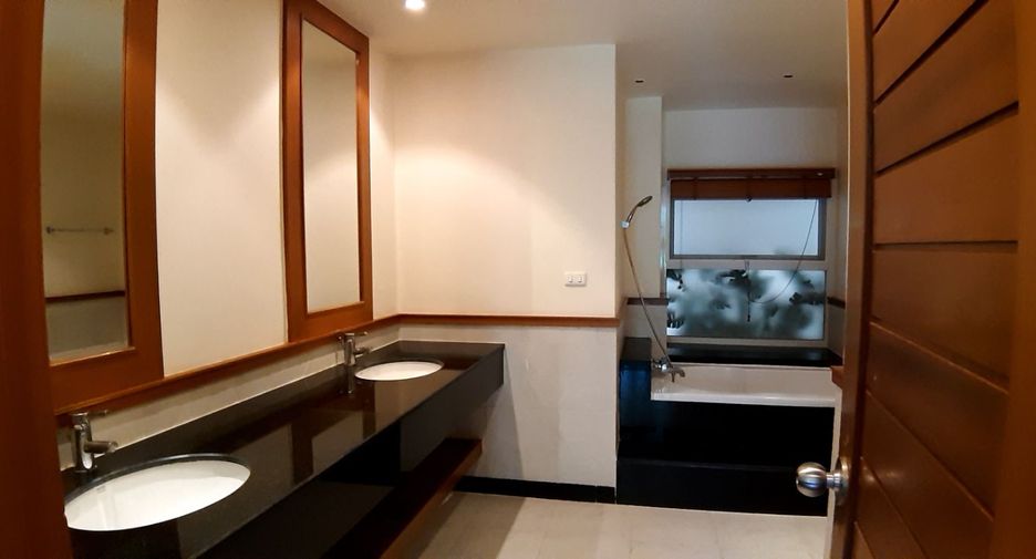 For rent 3 bedrooms condo in Sathon, Bangkok