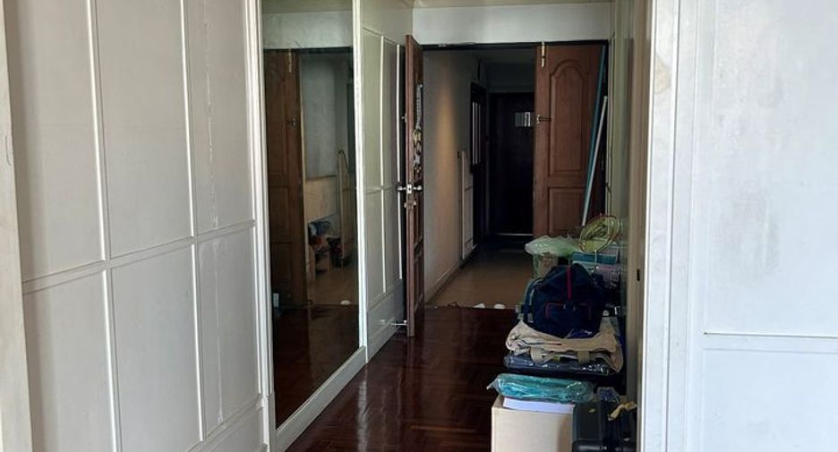 For sale 3 bedrooms condo in Watthana, Bangkok