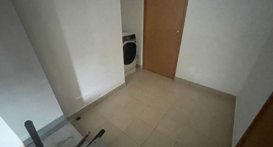 For sale 3 bedrooms condo in Khlong Toei, Bangkok