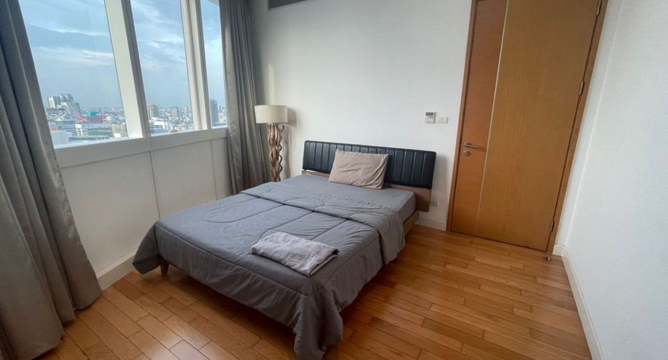 For sale 3 bedrooms condo in Khlong Toei, Bangkok