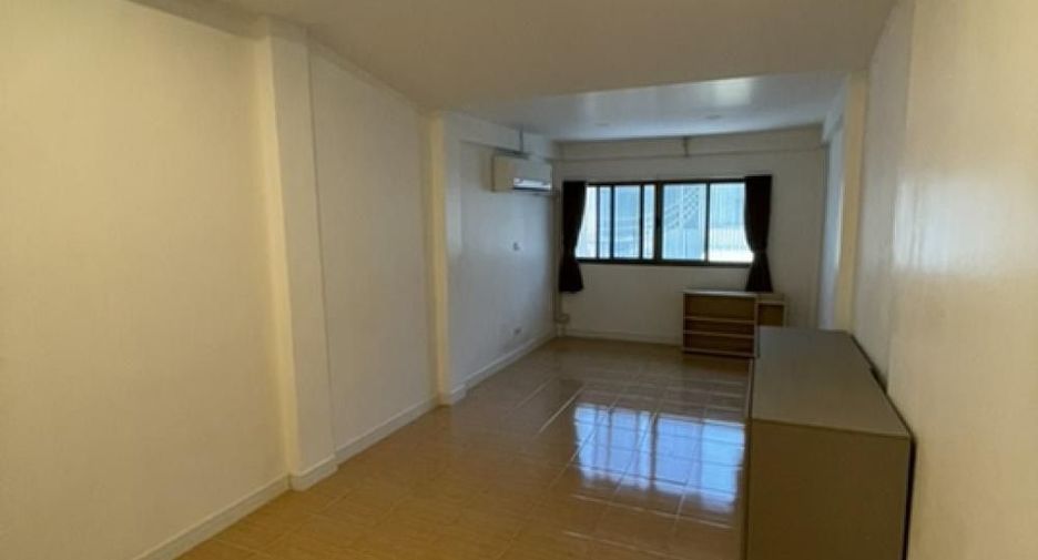 À vendre 3 chambres maison de ville à Phra Khanong, Bangkok