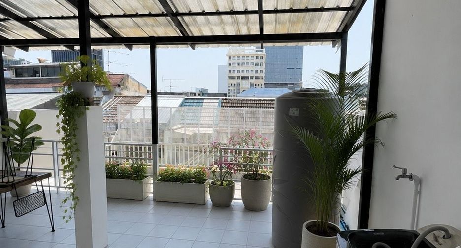 À vendre 3 chambres maison de ville à Phra Khanong, Bangkok