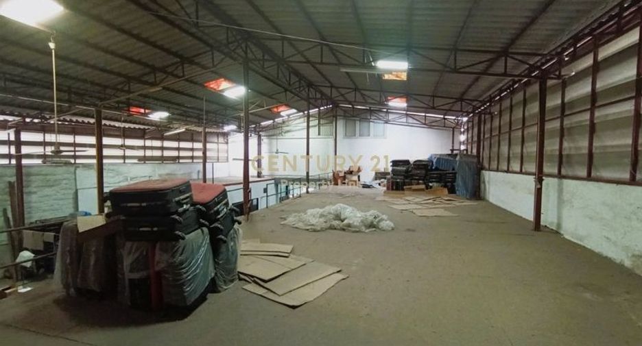 For sale 3 bedrooms warehouse in Huai Khwang, Bangkok