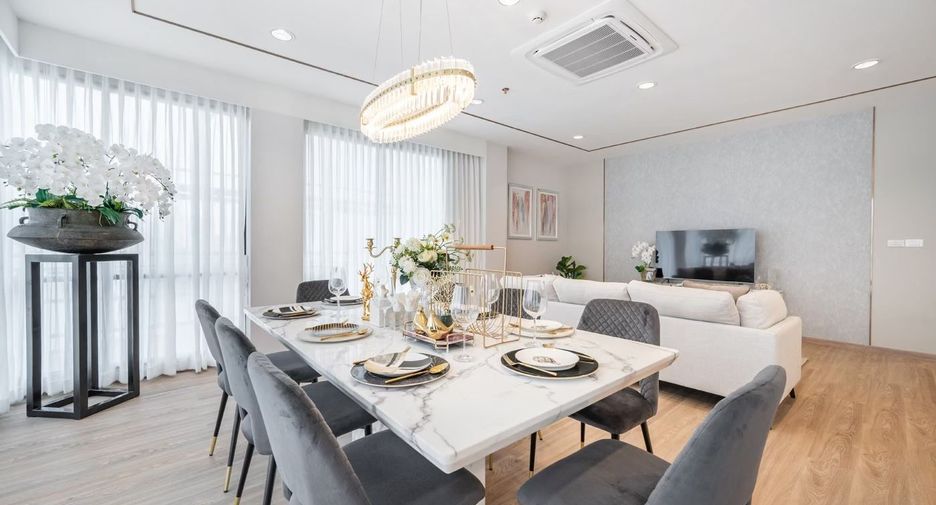À louer 4 chambres appartement avec services à Sathon, Bangkok