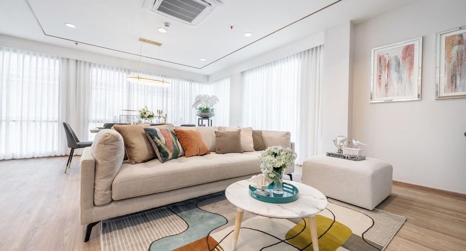 À louer 4 chambres appartement avec services à Sathon, Bangkok