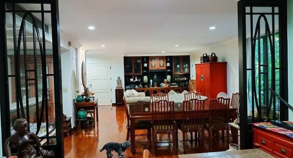 For rent 4 bedrooms house in Watthana, Bangkok
