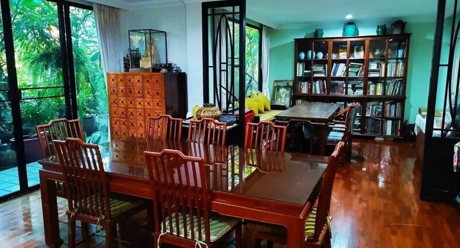 For rent 4 bedrooms house in Watthana, Bangkok