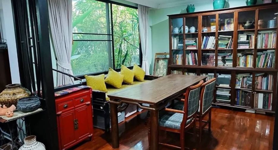 For rent 4 bedrooms house in Watthana, Bangkok