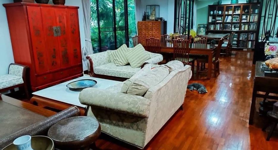For rent 4 bedrooms house in Watthana, Bangkok