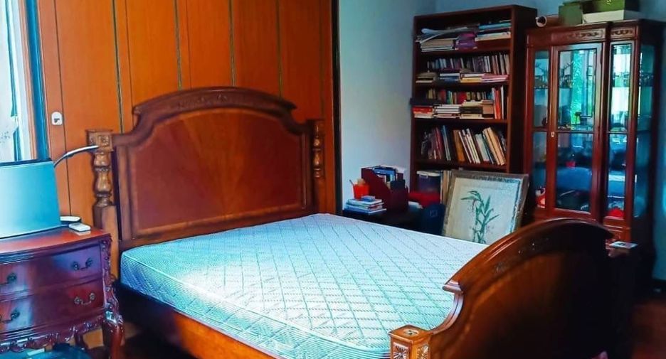 For rent 4 bedrooms house in Watthana, Bangkok