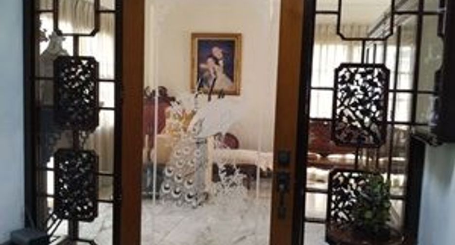 For sale 4 bedrooms house in Phra Khanong, Bangkok