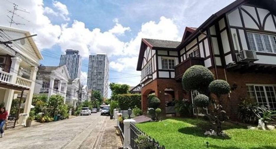 For sale 4 bedrooms house in Phra Khanong, Bangkok