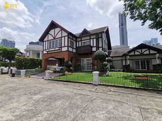 For sale 4 Beds house in Phra Khanong, Bangkok