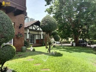 For sale 4 Beds house in Phra Khanong, Bangkok