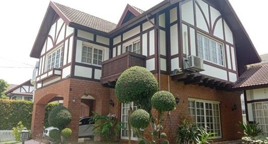 For sale 4 bedrooms house in Phra Khanong, Bangkok