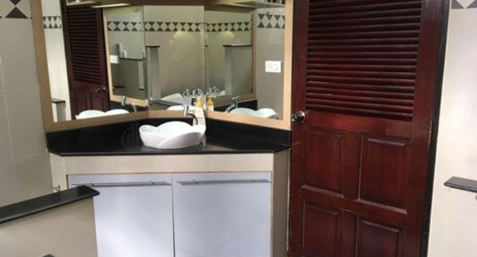 For sale 4 bedrooms house in Phra Khanong, Bangkok