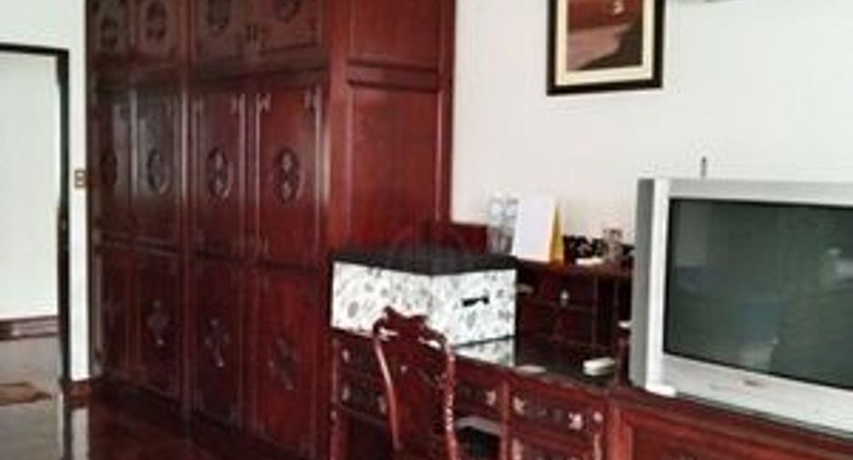 For sale 4 bedrooms house in Phra Khanong, Bangkok