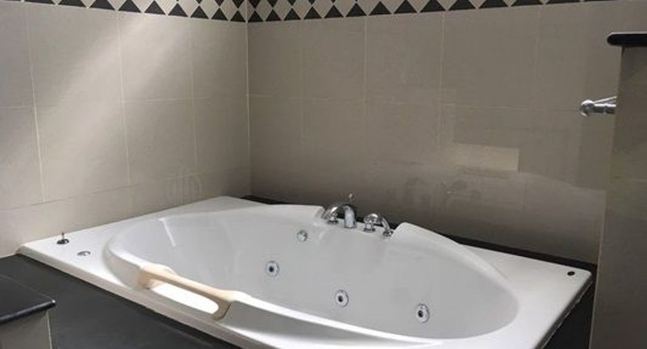 For sale 4 bedrooms house in Phra Khanong, Bangkok