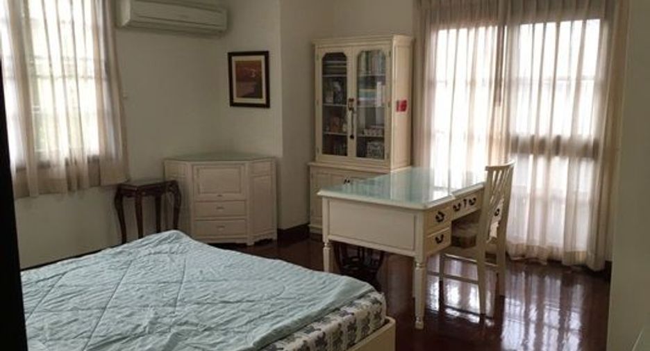For sale 4 bedrooms house in Phra Khanong, Bangkok