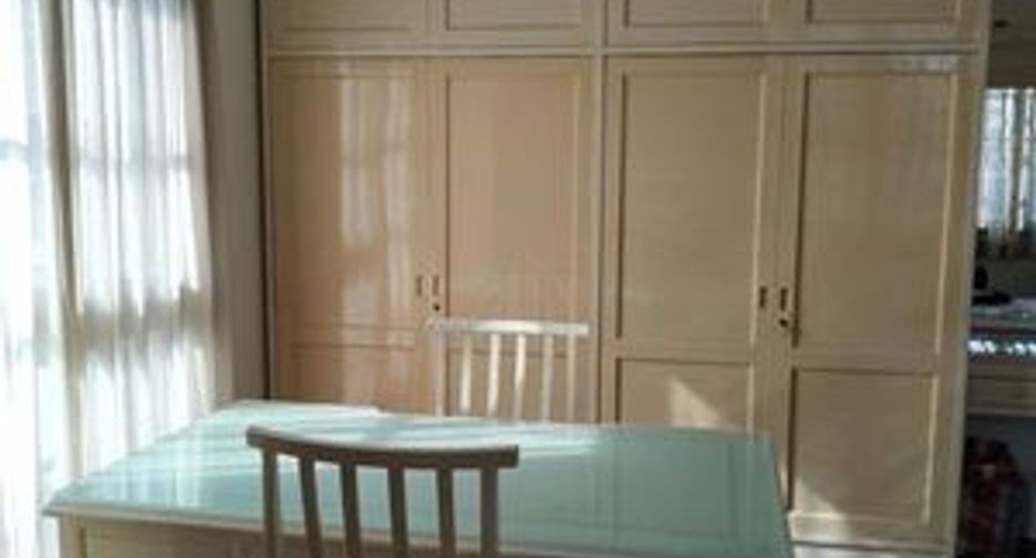 For sale 4 bedrooms house in Phra Khanong, Bangkok