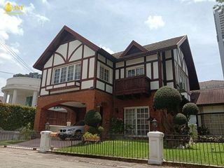 For sale 4 Beds house in Phra Khanong, Bangkok