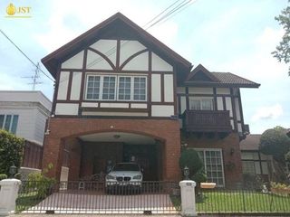 For sale 4 Beds house in Phra Khanong, Bangkok