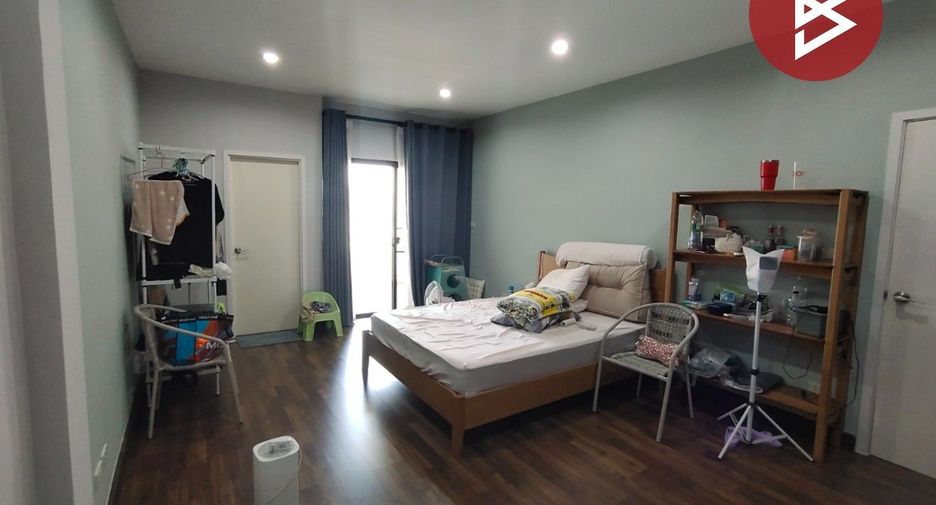 For sale 3 bed townhouse in Bang Khae, Bangkok