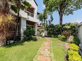 Haus zur Miete und zum Kauf mit 3 Zimmer in Huai Khwang, Bangkok