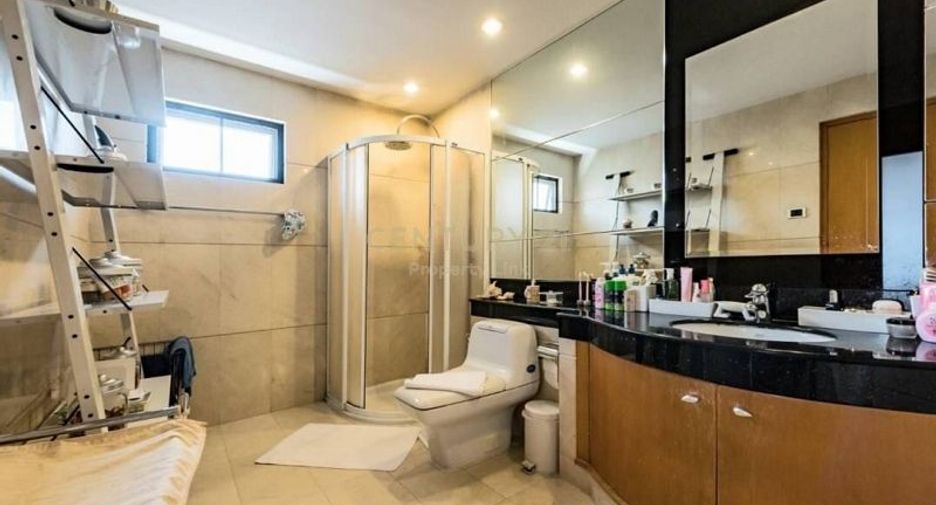 À louer et à vendre 3 chambres maison à Huai Khwang, Bangkok