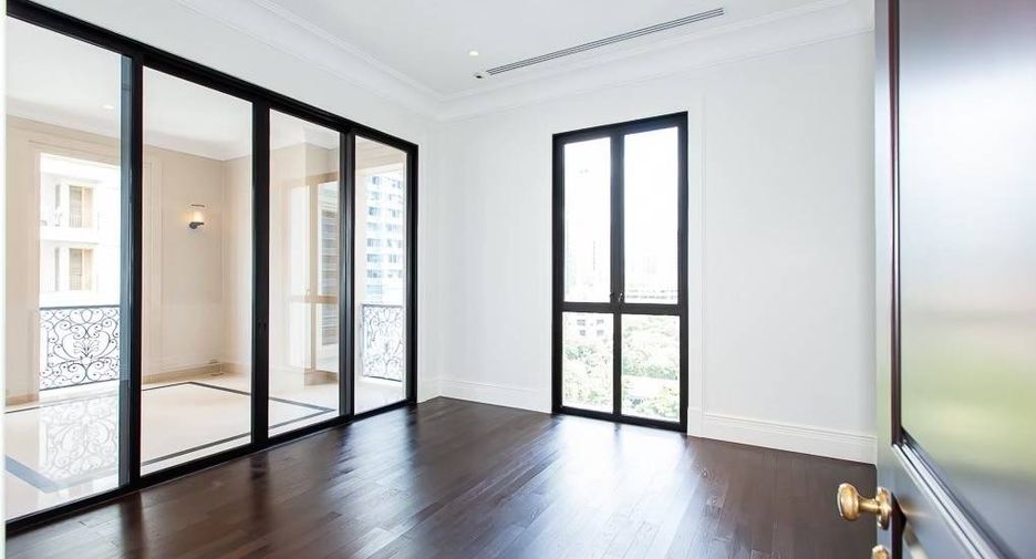 For rent 3 bedrooms condo in Pathum Wan, Bangkok
