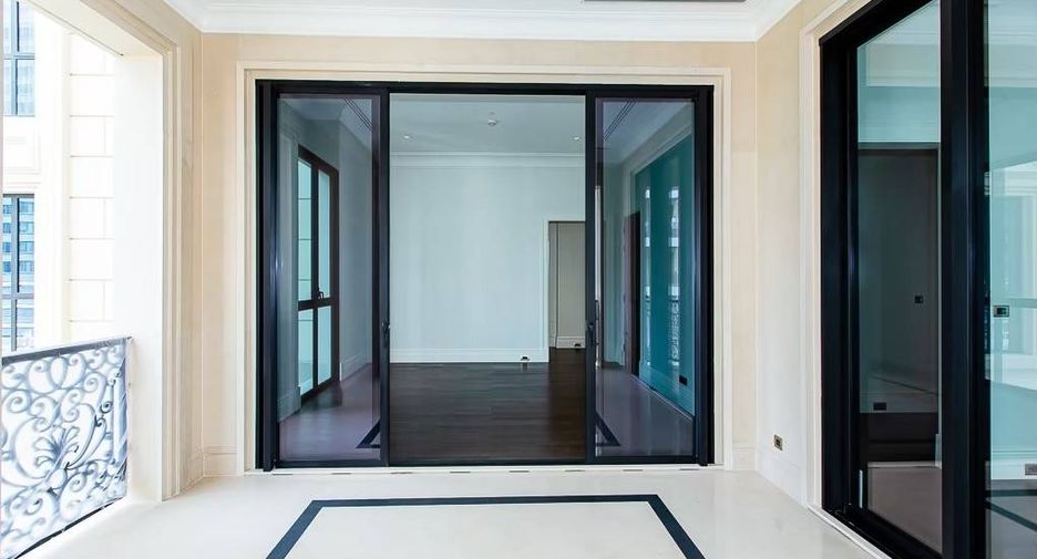 For rent 3 bedrooms condo in Pathum Wan, Bangkok