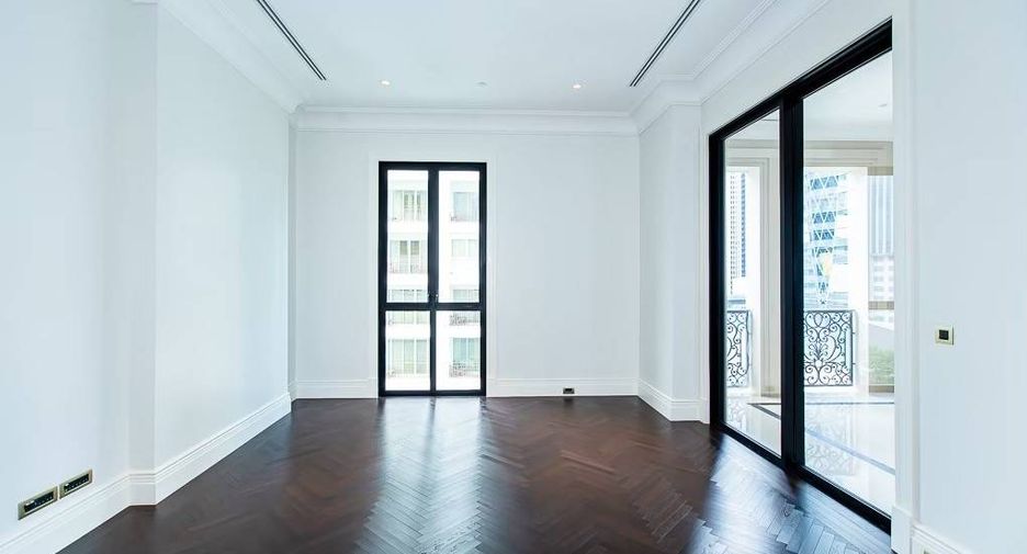For rent 3 bedrooms condo in Pathum Wan, Bangkok