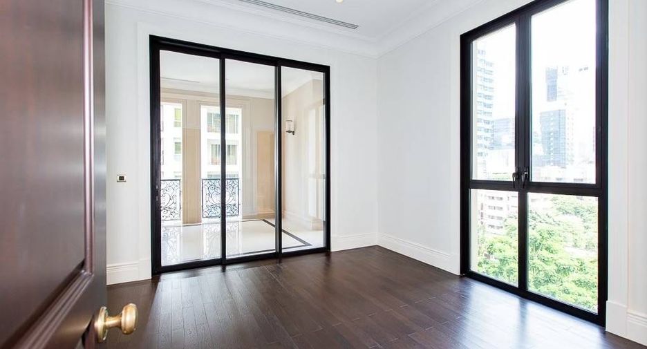 For rent 3 bedrooms condo in Pathum Wan, Bangkok