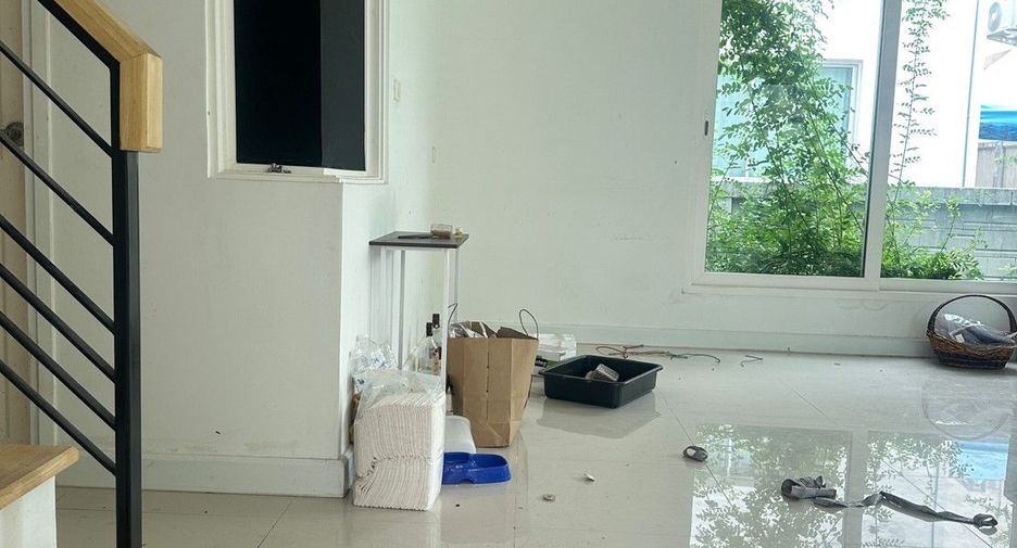 Casa en venta de 3 habitaciones en Sai Noi, Nonthaburi
