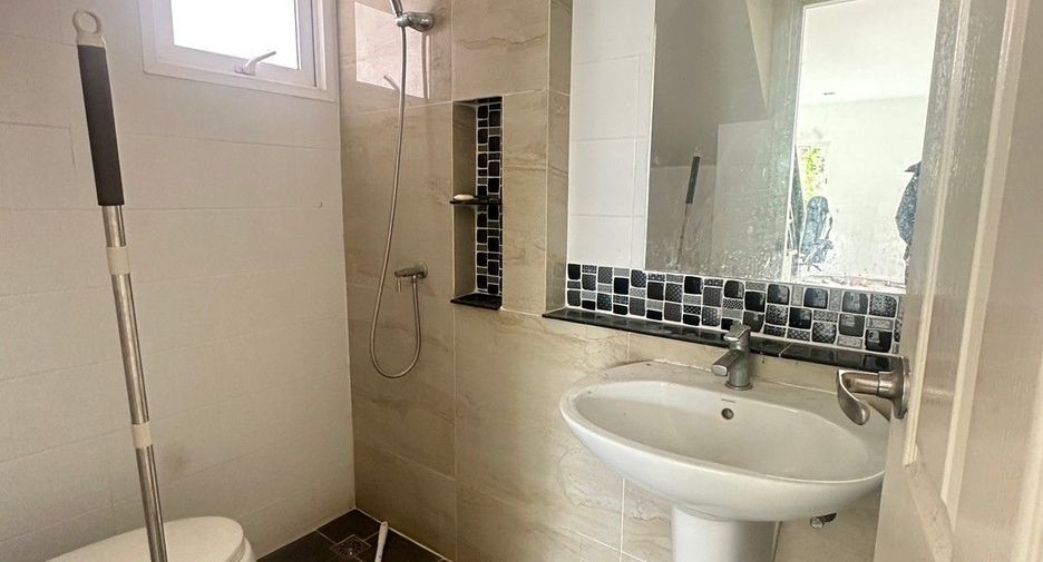 Casa en venta de 3 habitaciones en Sai Noi, Nonthaburi