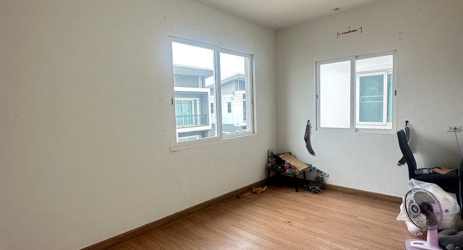 Casa en venta de 3 habitaciones en Sai Noi, Nonthaburi
