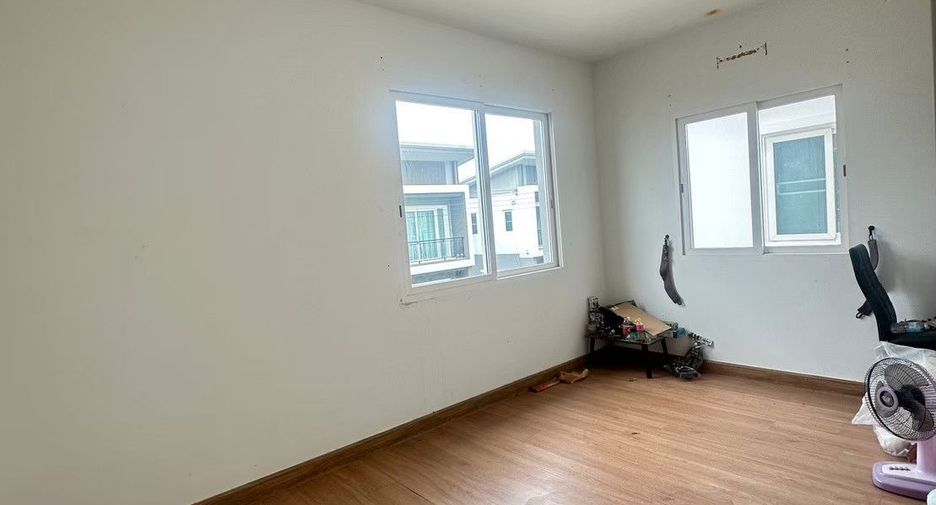 Casa en venta de 3 habitaciones en Sai Noi, Nonthaburi