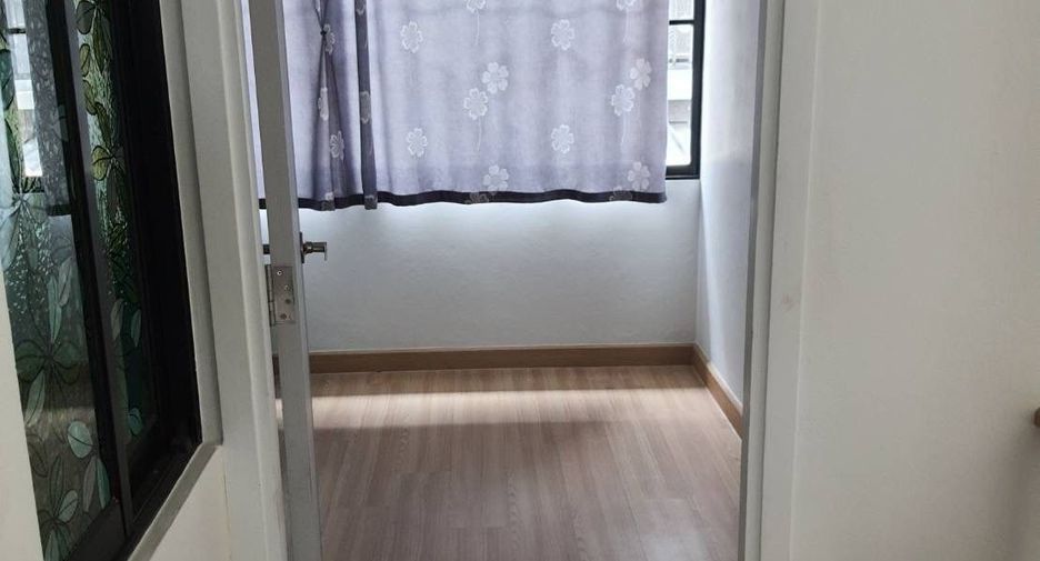 For rent 2 ベッドルーム retail Space in Si Racha, Chonburi
