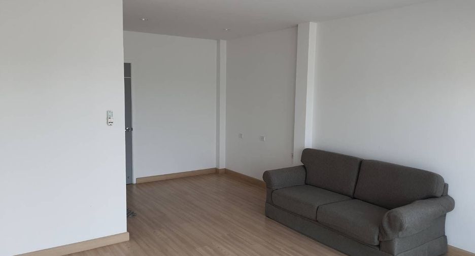 For rent 2 ベッドルーム retail Space in Si Racha, Chonburi