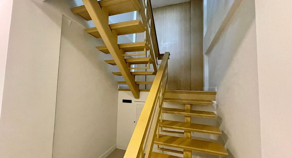 For rent 3 bedrooms townhouse in Watthana, Bangkok